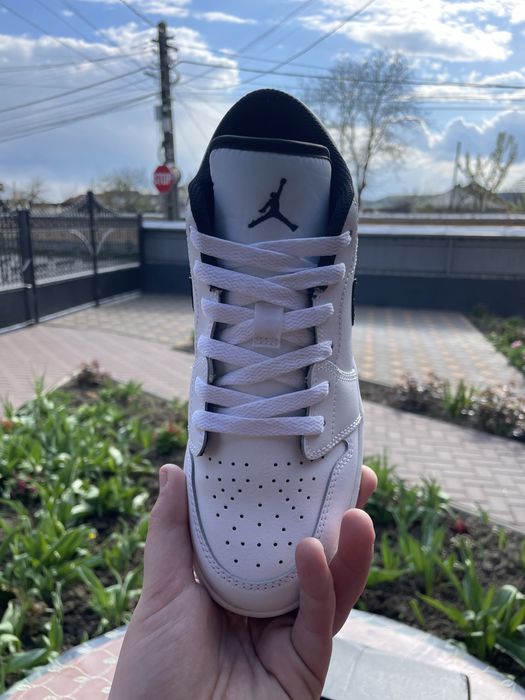 Jordan 1 low black and white