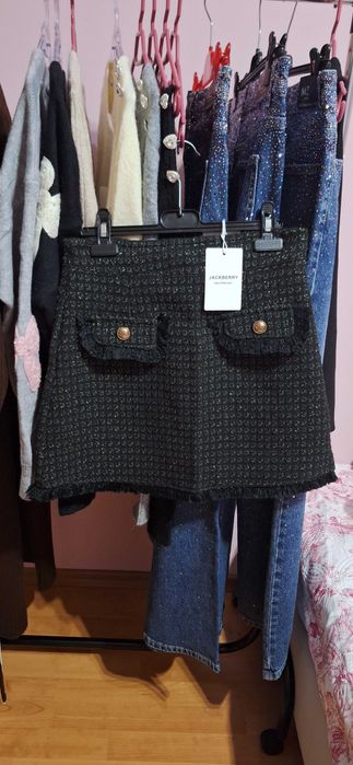 Черна пола тип букле