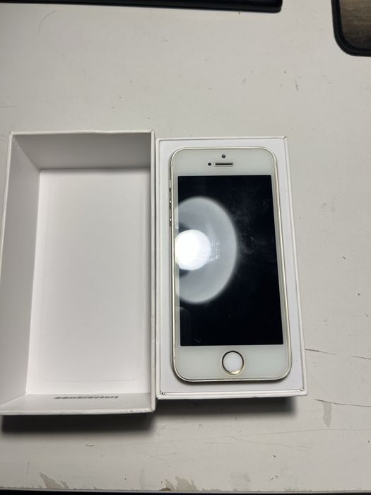 iPhone 5S 16gb с коробкой