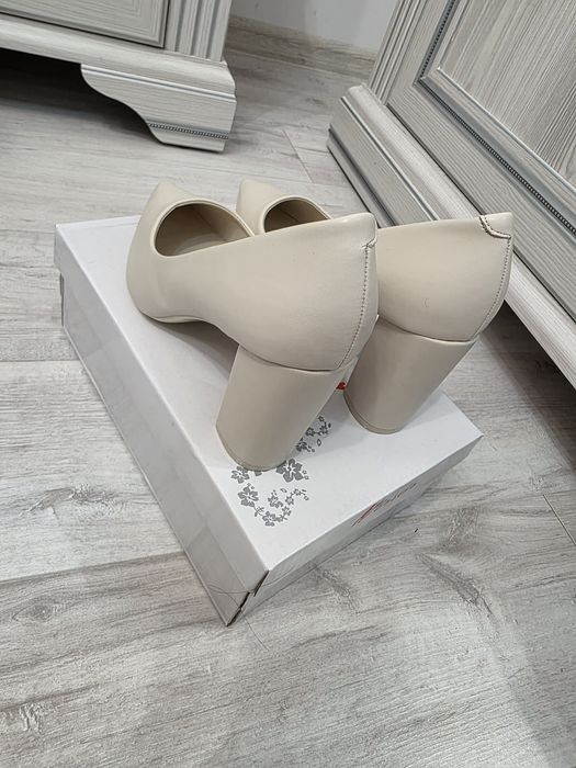 Pantofi bej 38 cu toc gros