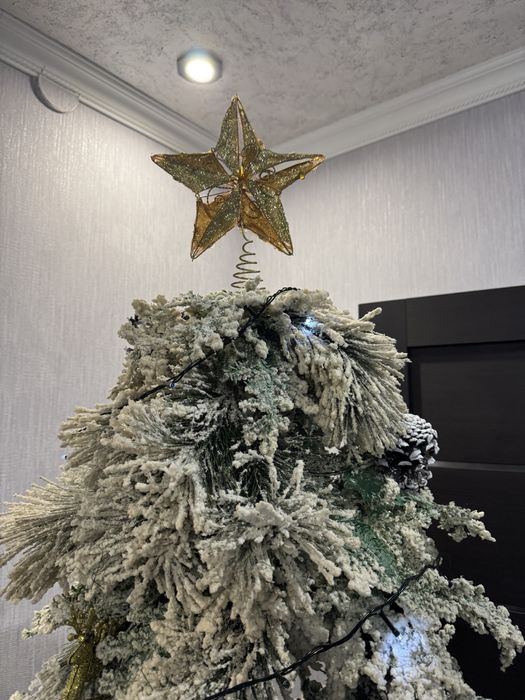 Елка со снегом (игрушки)