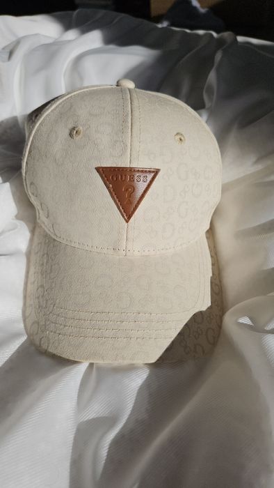 Оригинална шапка Guess
