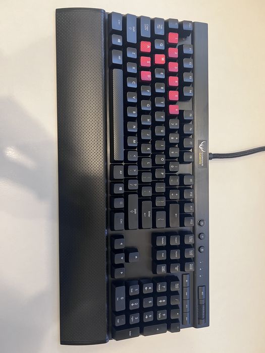 Механична геймърска клавиатура CORSAIR Gaming K70 Cherry MX Red Gaming