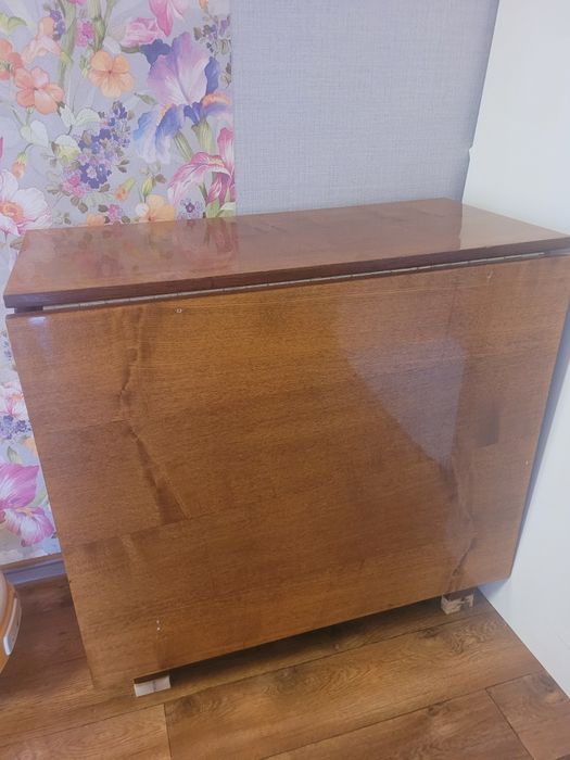 Продам столы книжки