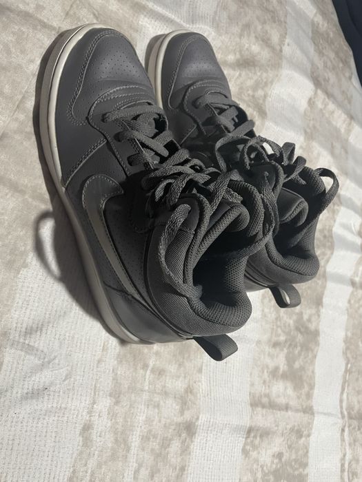 Vând papuci nike court borough