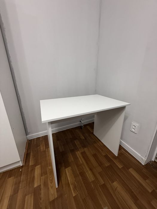 Шкаф,кровать , тумбы ,стол срочно