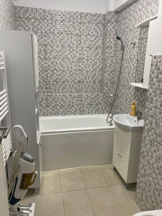 Inchiriez apartament