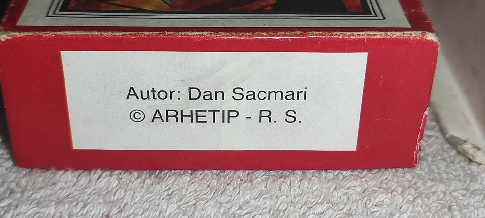 pachet de tarot românesc ilustrat de artistul Dan Sacmari și editat de ARHETIP R.S.. 78 carti pret 150 ron