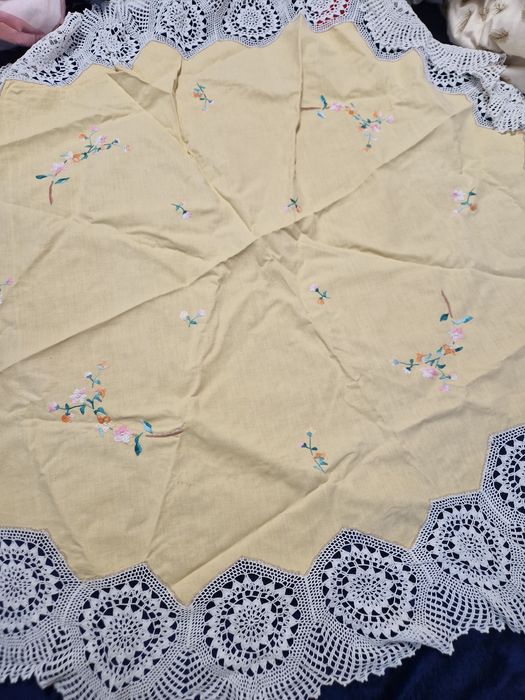 Fata de masa din panza