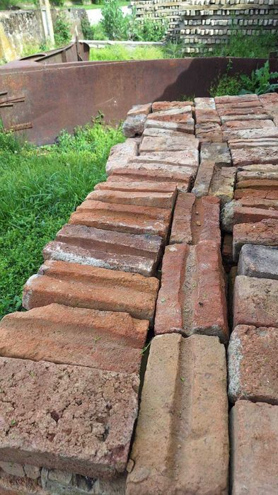 Продавам тухли единични