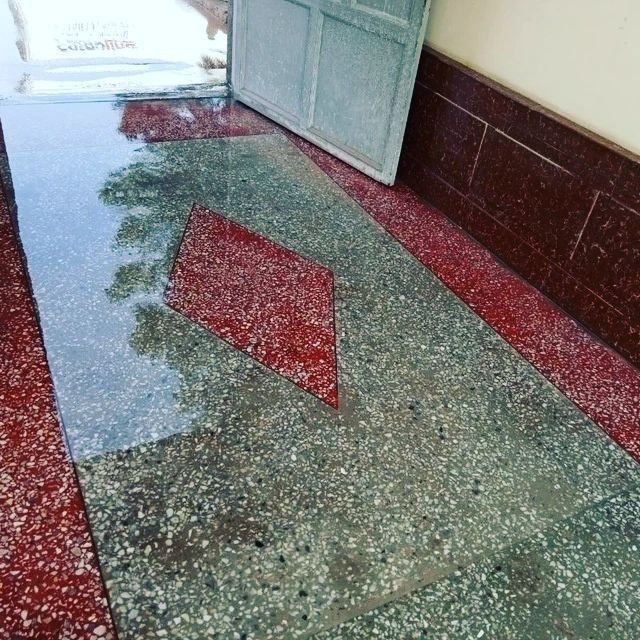 Полемирни полы.залифка шлифок
мазайки и топпинга
мраморное крошки.зали