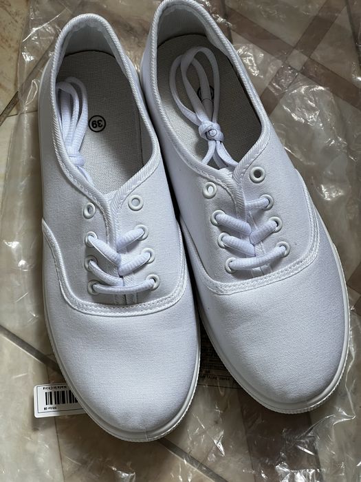 Кроссовки 38р новые