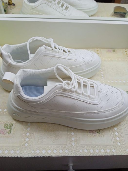 Продам новые кроссовки