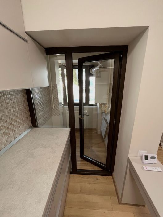 Ofer spre închiriere garsonieră recent renovată, situată în cartier Brosteni Buzau