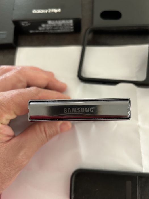 Vând Samsung Galaxy Z Flip 5 (model SM-F731B), varianta cu 512 GB memorie internă și 8 GB RAM, culoare Graphite