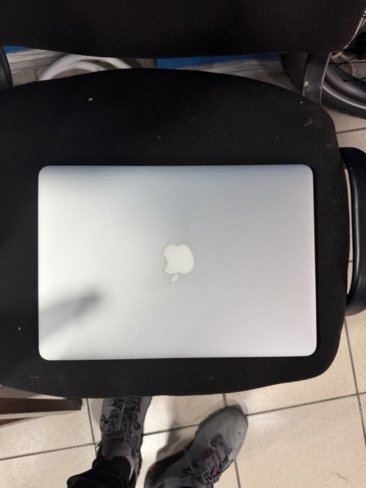 Vand macbook air 13 2015 i5 4gb ram ssd 256gb