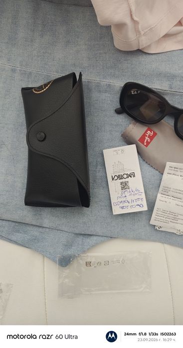 Слънчеви очила Polarized с черна рамка и калъф, придружени от касов бон от магазин на Luxottica закупени са от безмитна зона