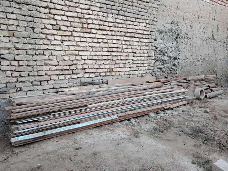 Рейки, доски, металлические трубы, водосточные трубы