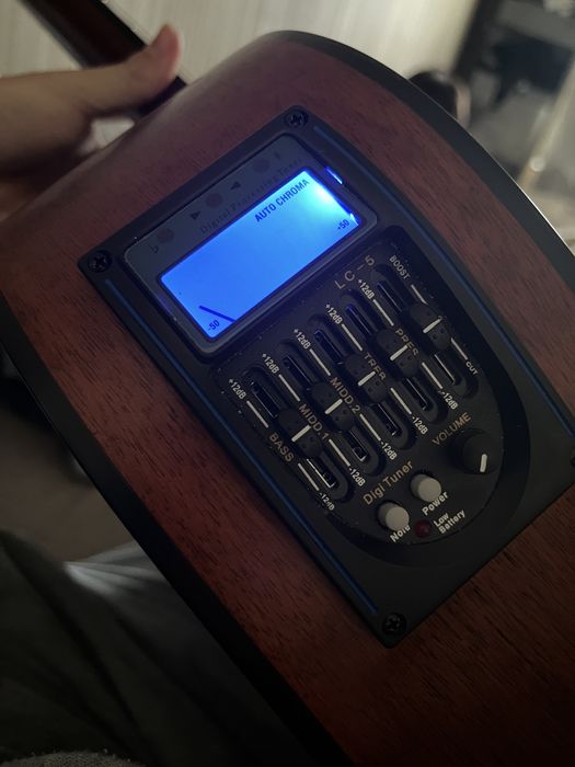 Классическая гитара с подключением.