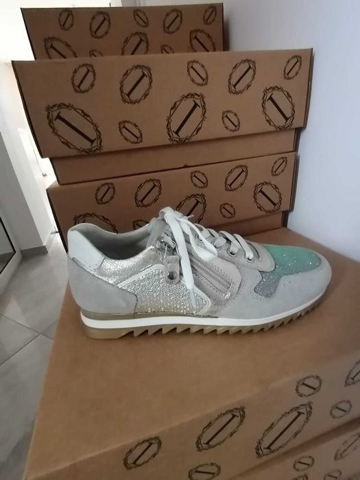 Нови български обувки.