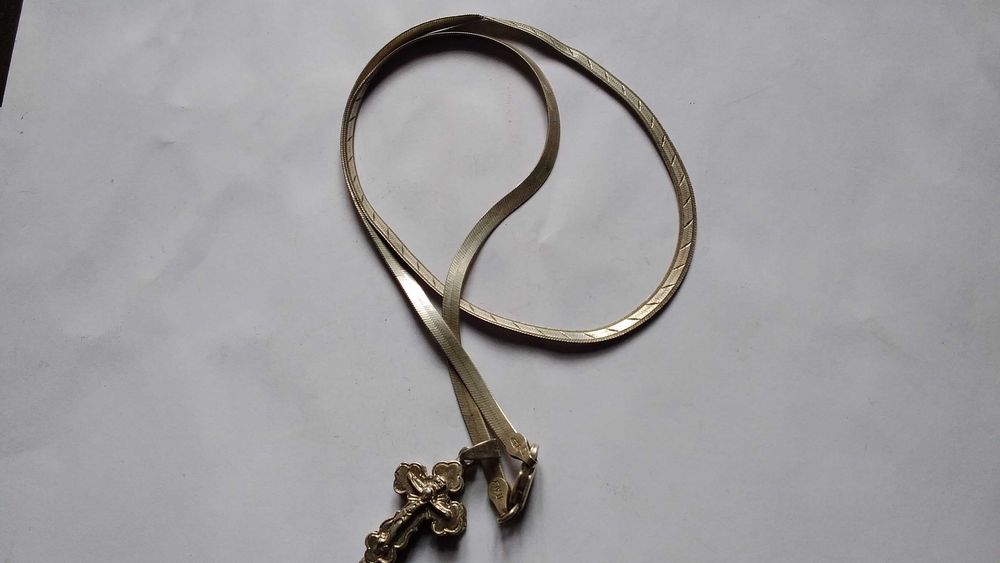 Сребърени кръст и елегантен сплескана плетка синджир с маркировки