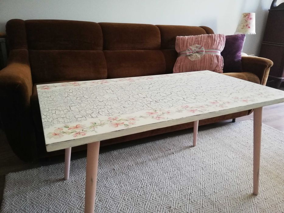 Холна маса ръчно декорирана