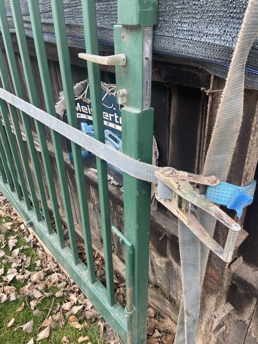 Poarta garaj / curte cu balamale.