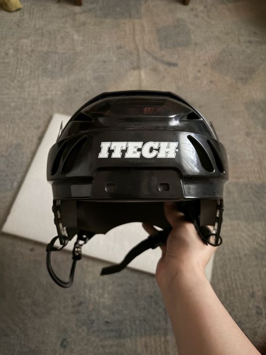 Продам хоккейный шлем.