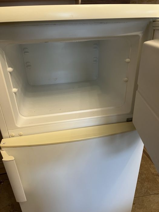 Хладилник Electrolux с камера, 145cm