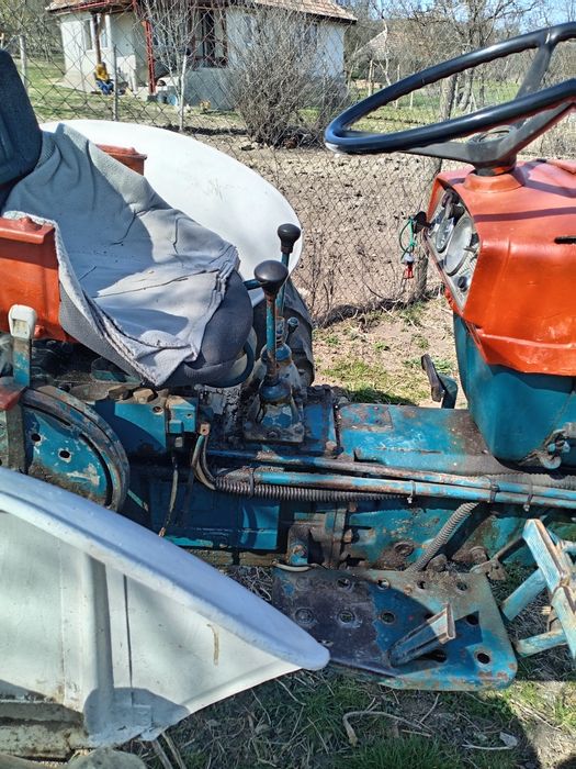 Tractor în două pistoane