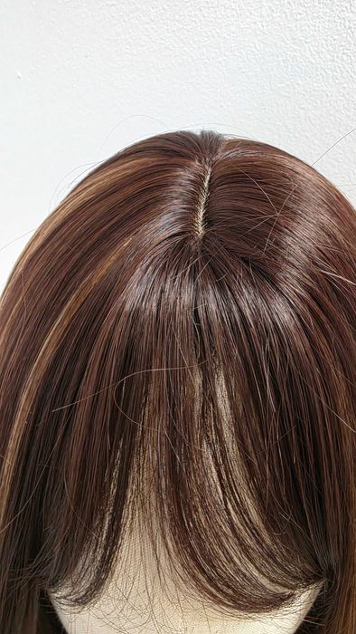 Perucă sintetică HAIRCUBE bob șaten cu șuvițe caramel și breton – nouă