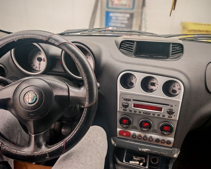 Vând sau schimb ( boxe active RCF , sau auto )