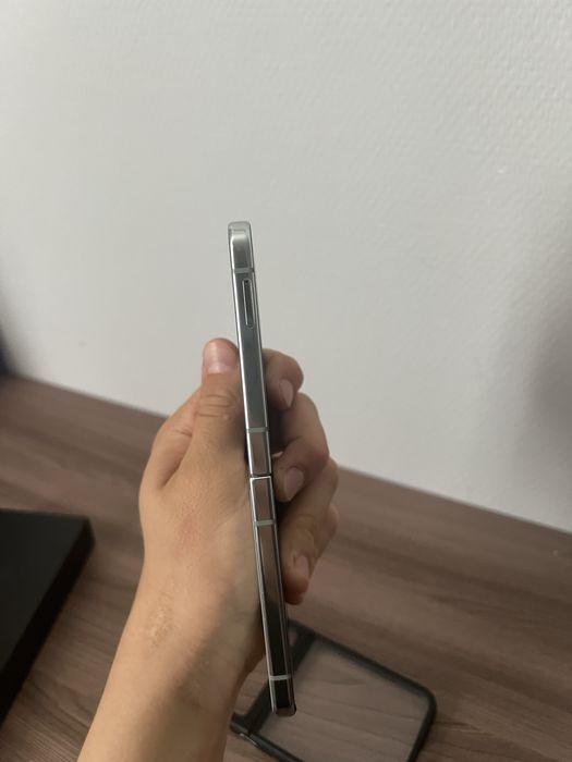 Продаётся Samsung Galaxy Z Flip5 256 ГБ