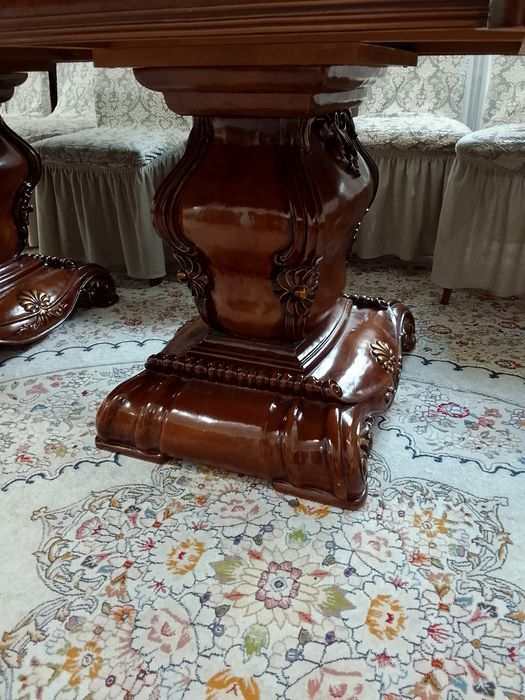 Стол деревянный  лакированный