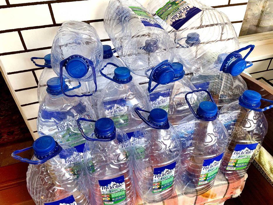 Пластиковые бутыли в количестве (баклажки)-5,0л и 10,0л