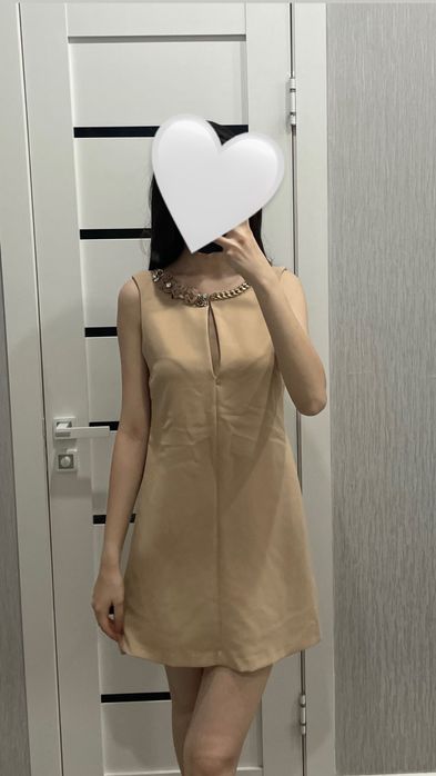 Бежевоее  платье