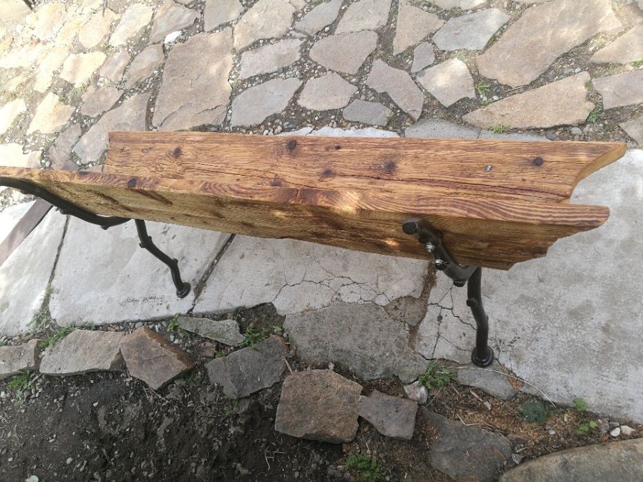 Banca veche picioare fonta reconditionata cu lemn vechi.