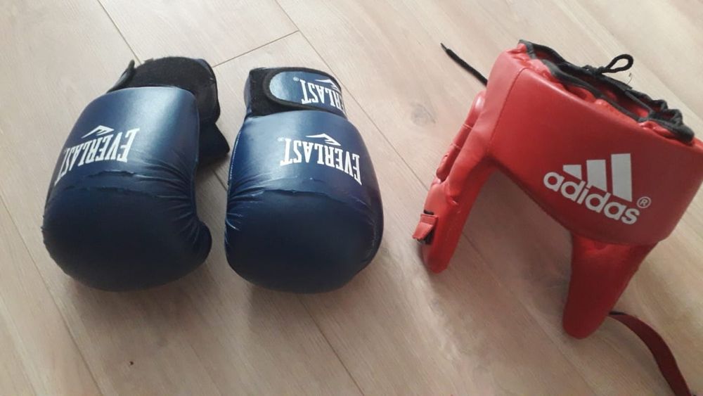 Боксерские перчатки и шлем