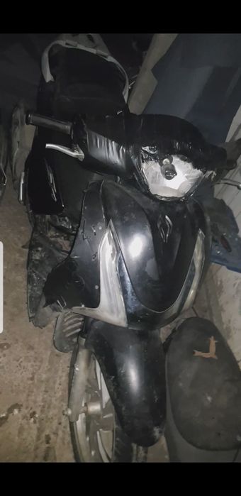 Se vinde honda sh motor de 125 an fabricație 2019  este spart în față