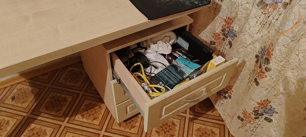 Стол и книжная полка