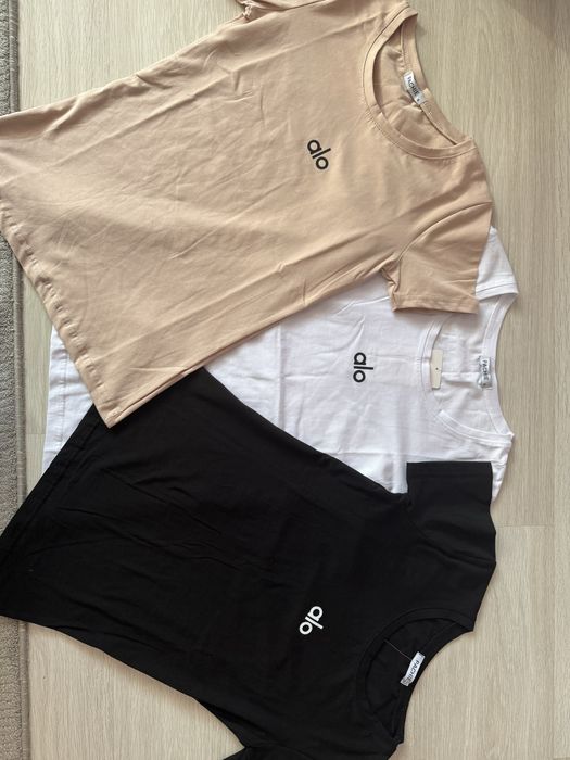 Тениски с логото на “Alo” в три цвята