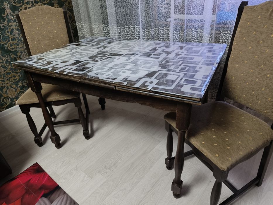 Стол со стульями