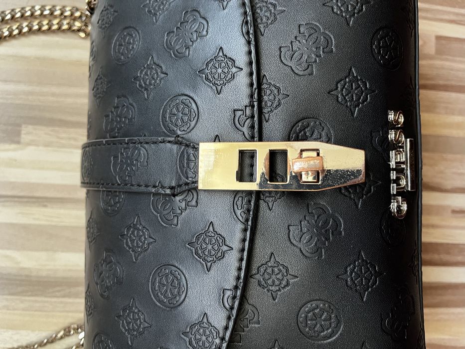 Чантичка Guess