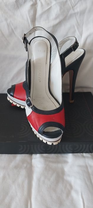 Продам туфли и босоножки.