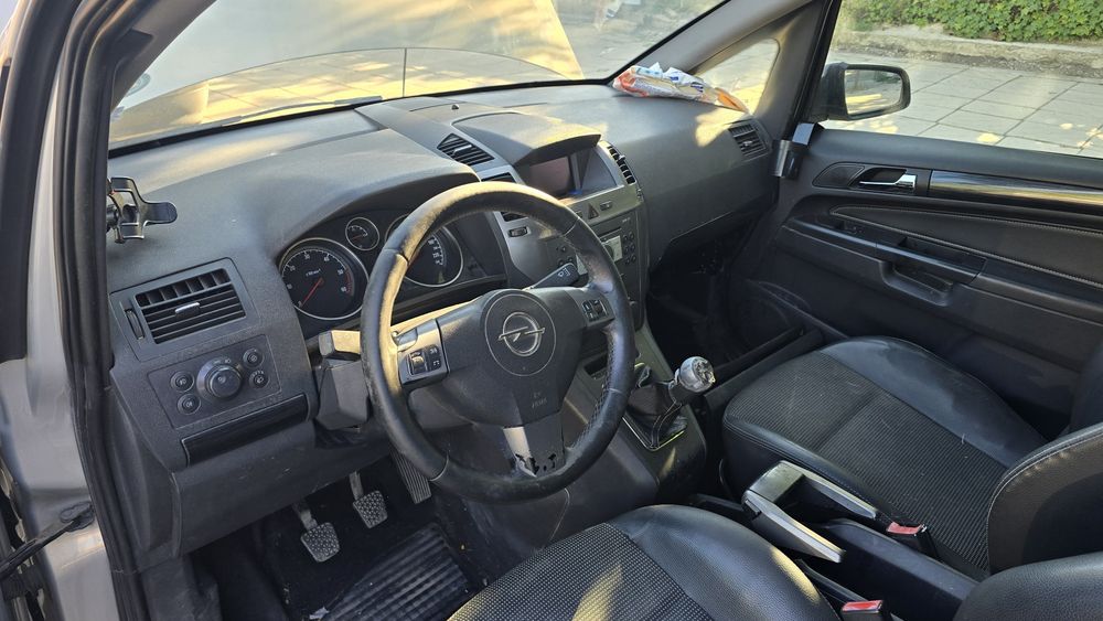 Opel Zafira B на части