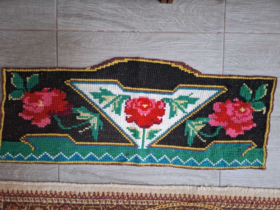 Tapiserie veche, cusută manual, cu motive florale stilizat 100x40cm