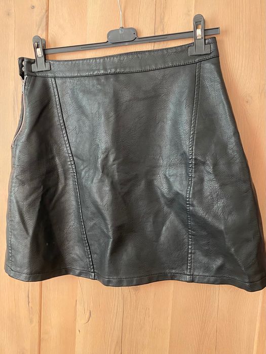 Zara кожена пола и 2 панталона.