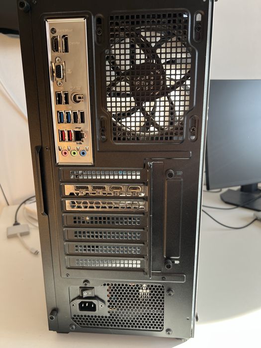 Pc gaming AMD RX 6650 XT, AMD Ryzen 5 7600X, 16GB RAM DDR5 + tastatura si mouse