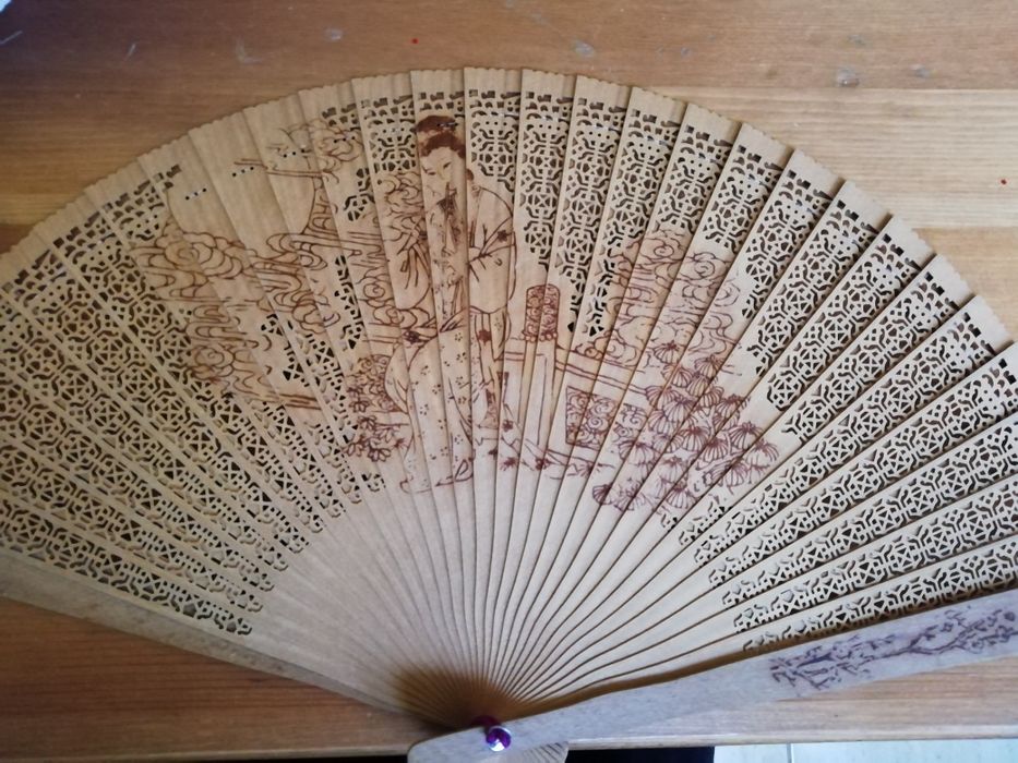 Evantai din lemn filigran pictat, China anii 1940