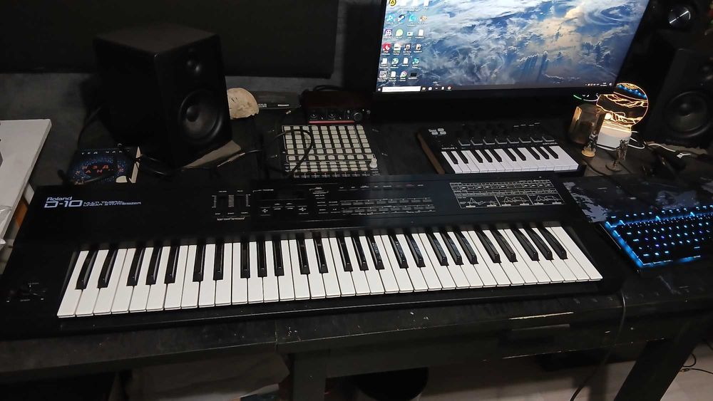 Продавам Синтезатор Roland D-10 с проблем.